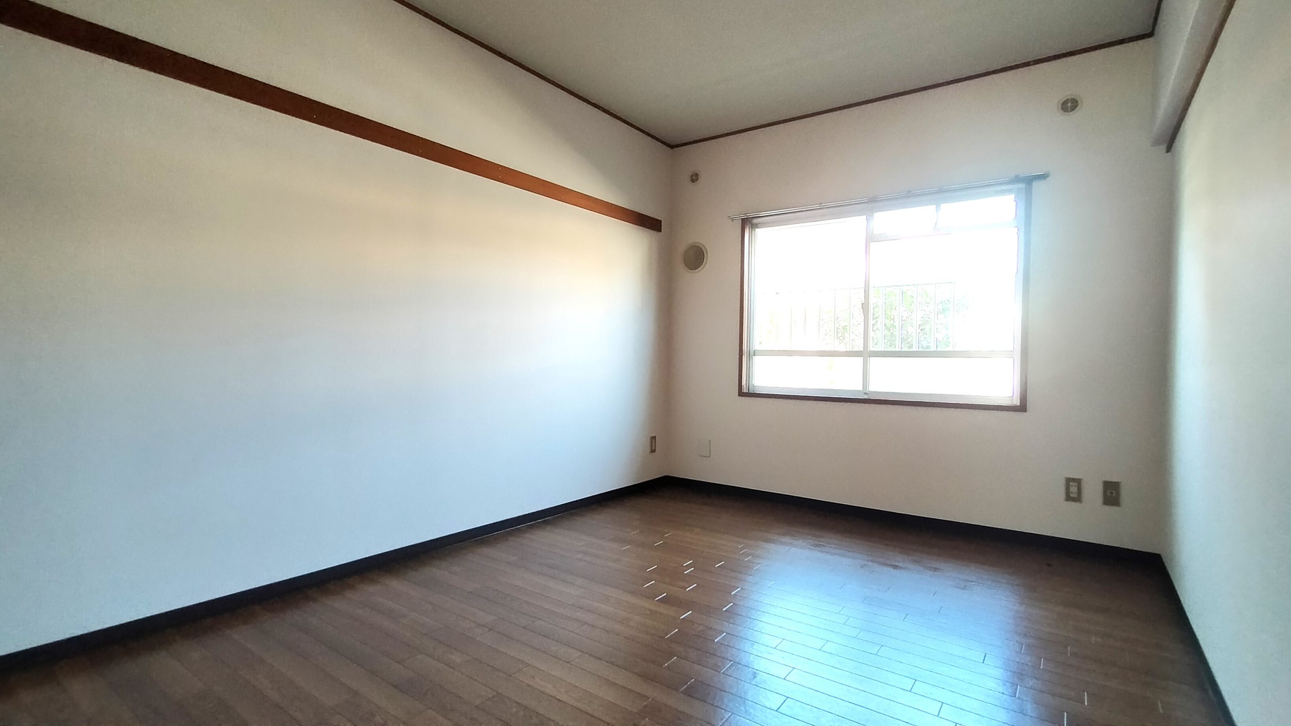 北側洋室 大きな開口があるため明るく過ごせます