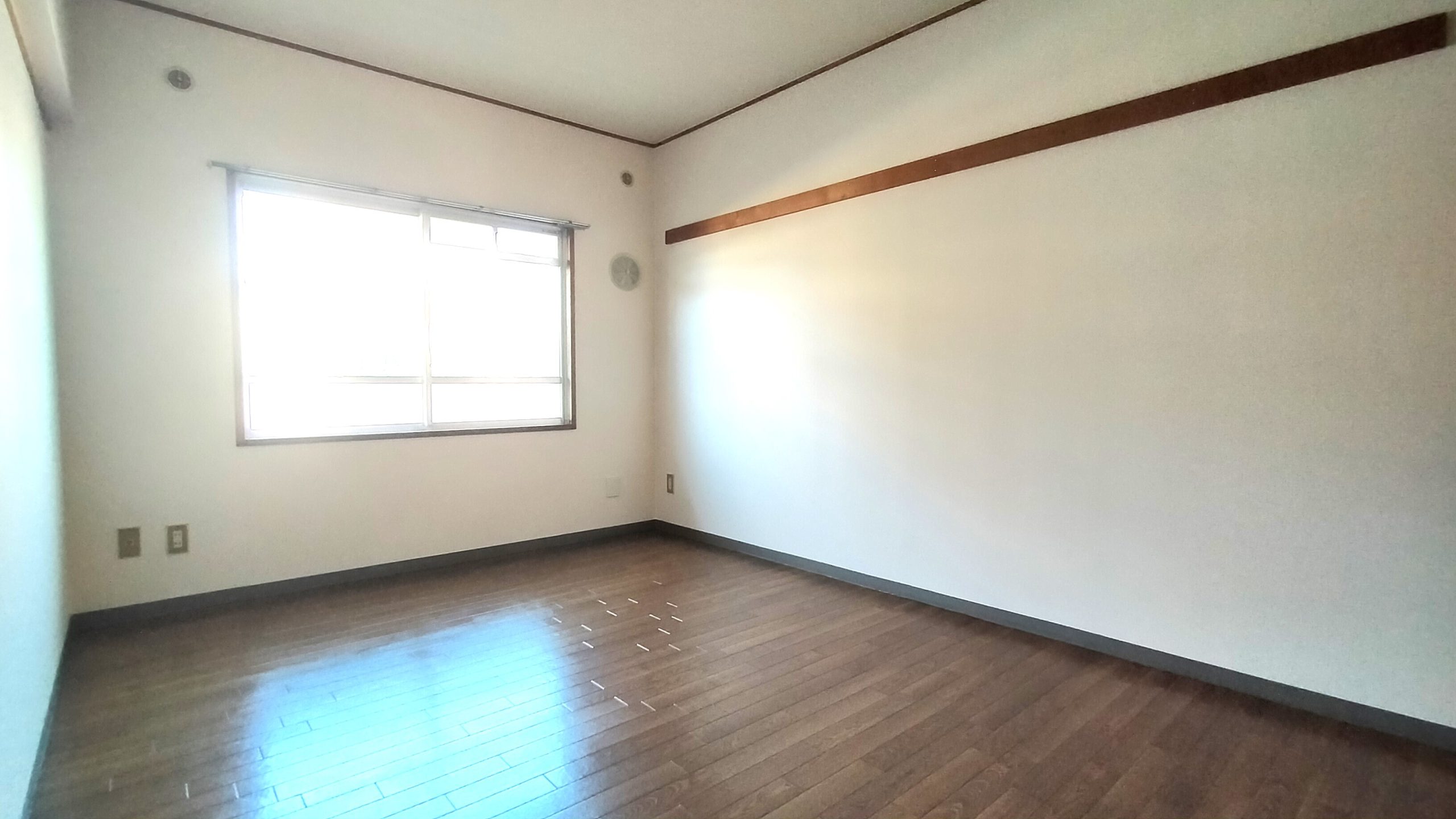 北側洋室 大きな開口があるため明るく過ごせます