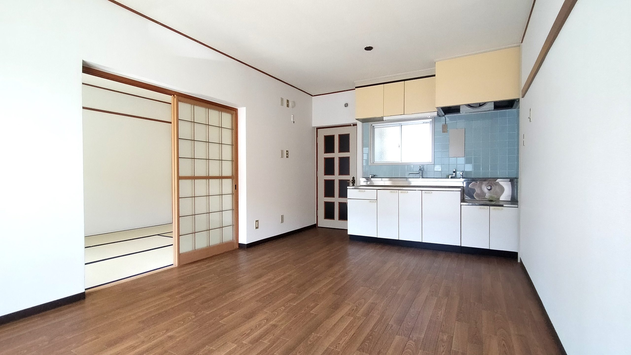 キッチンまでひと続きの広々リビングです