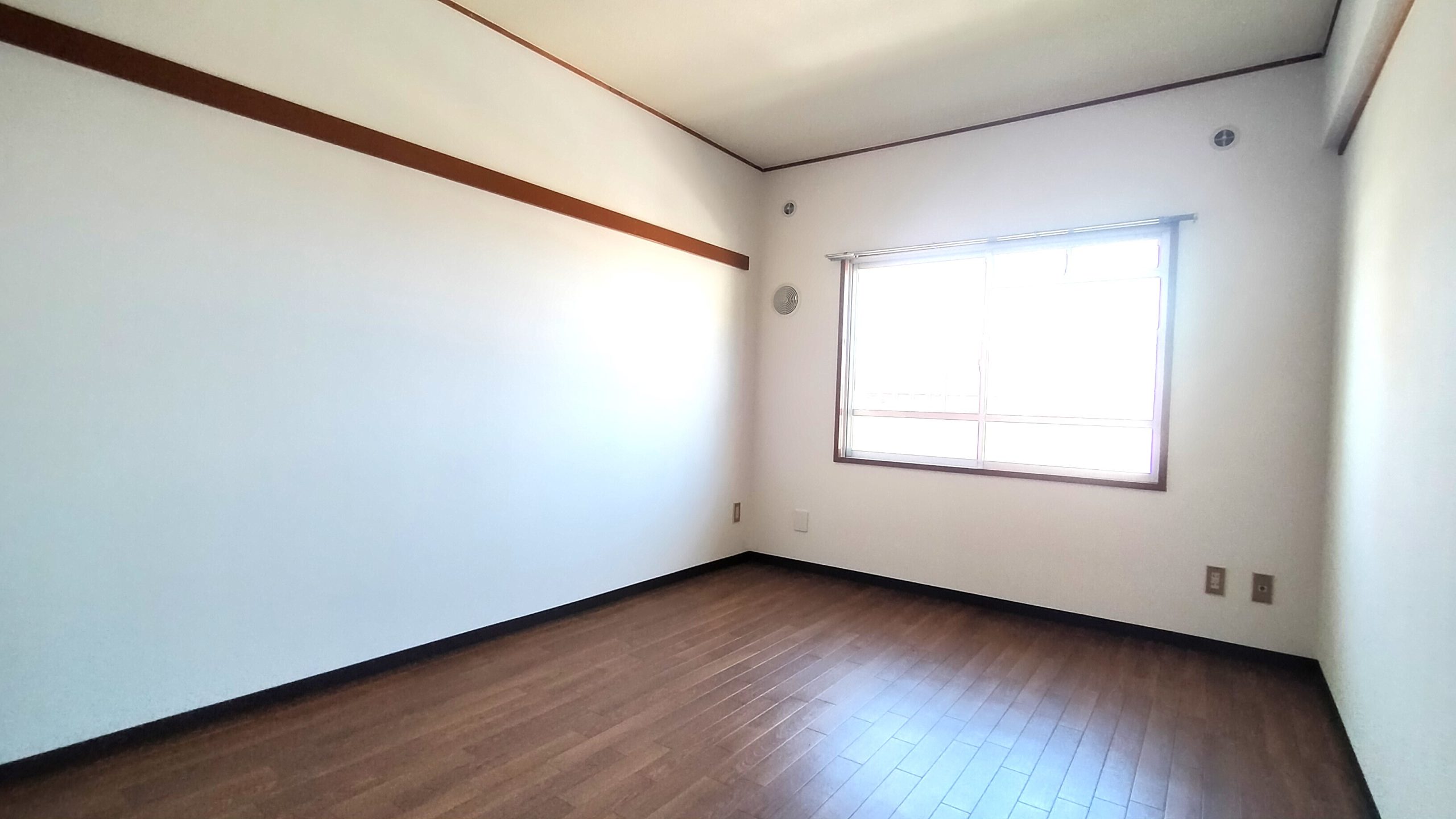 北側洋室 大きな開口があるため明るく過ごせます