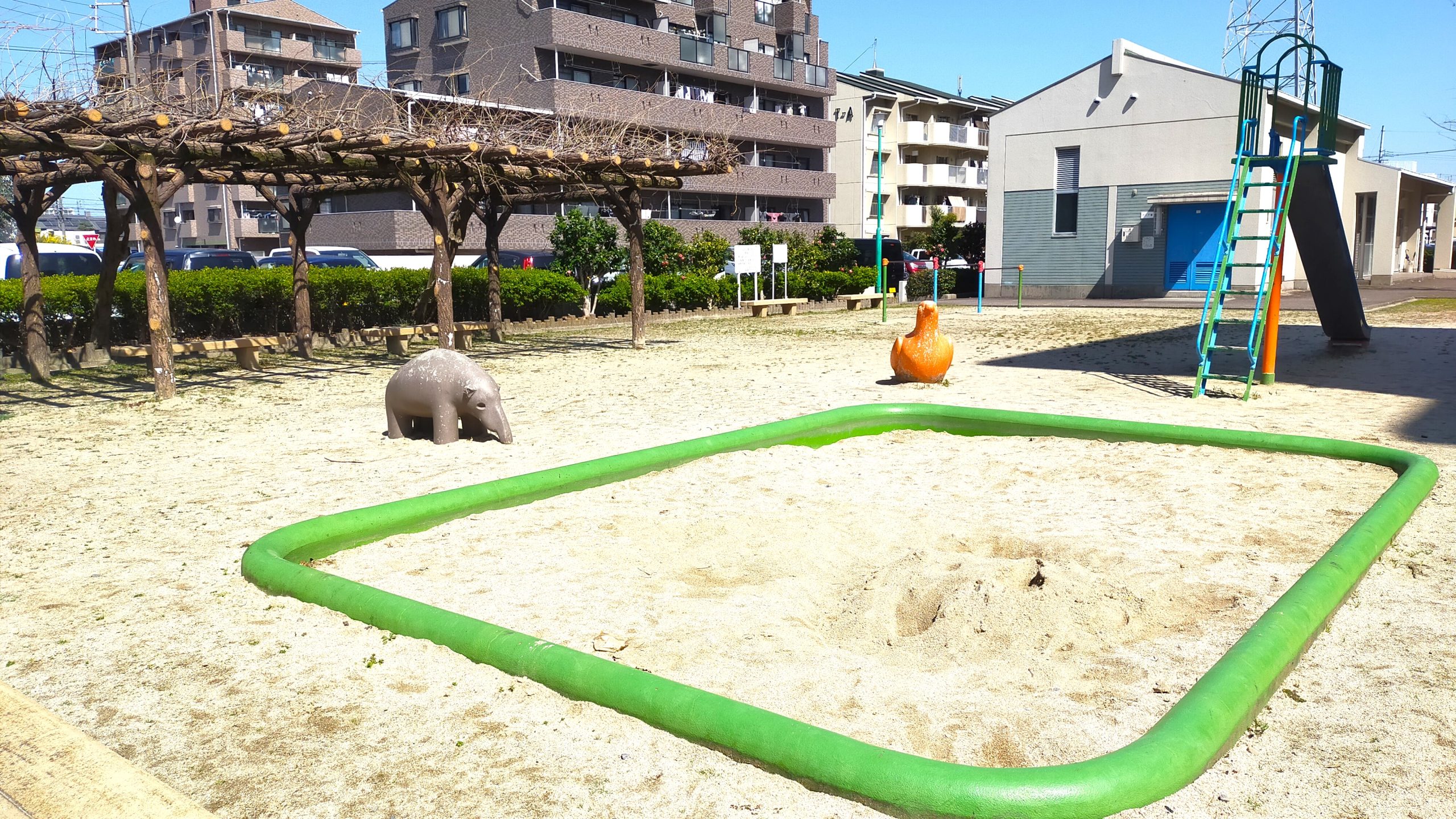 敷地内にキッズパークがあり、お子様も安心して遊ばせることが出来ます