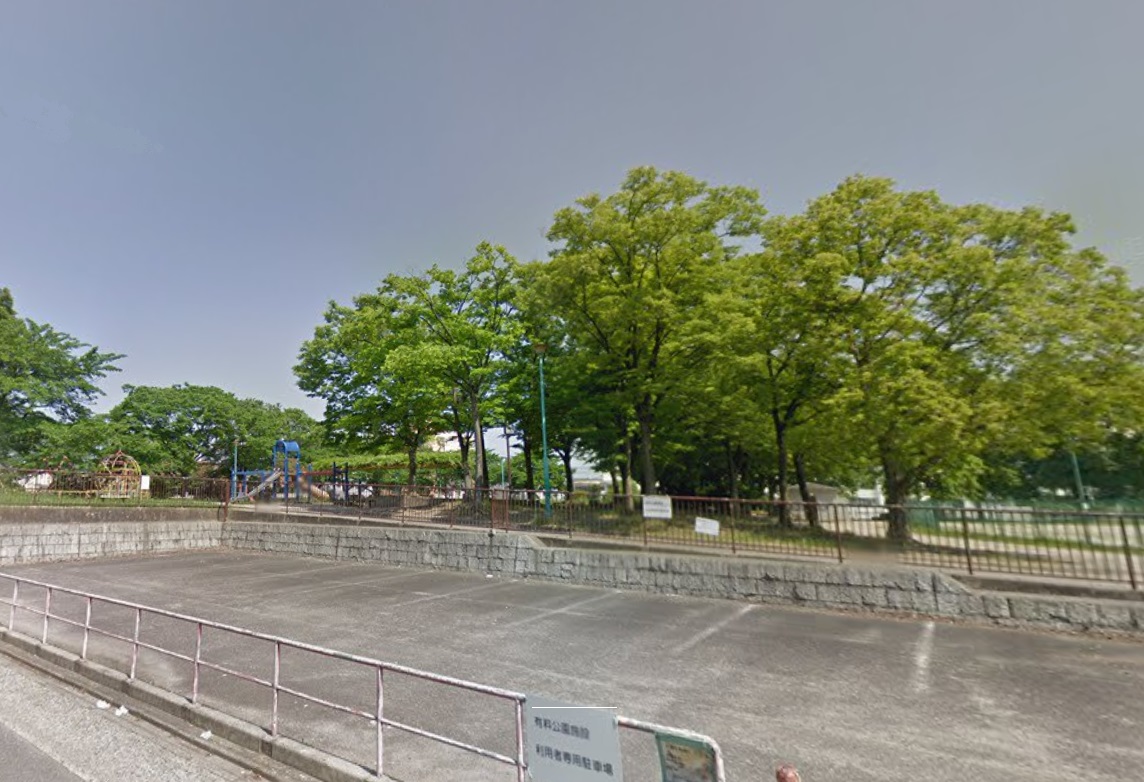 グラウンドもある新福寺公園まで徒歩6分