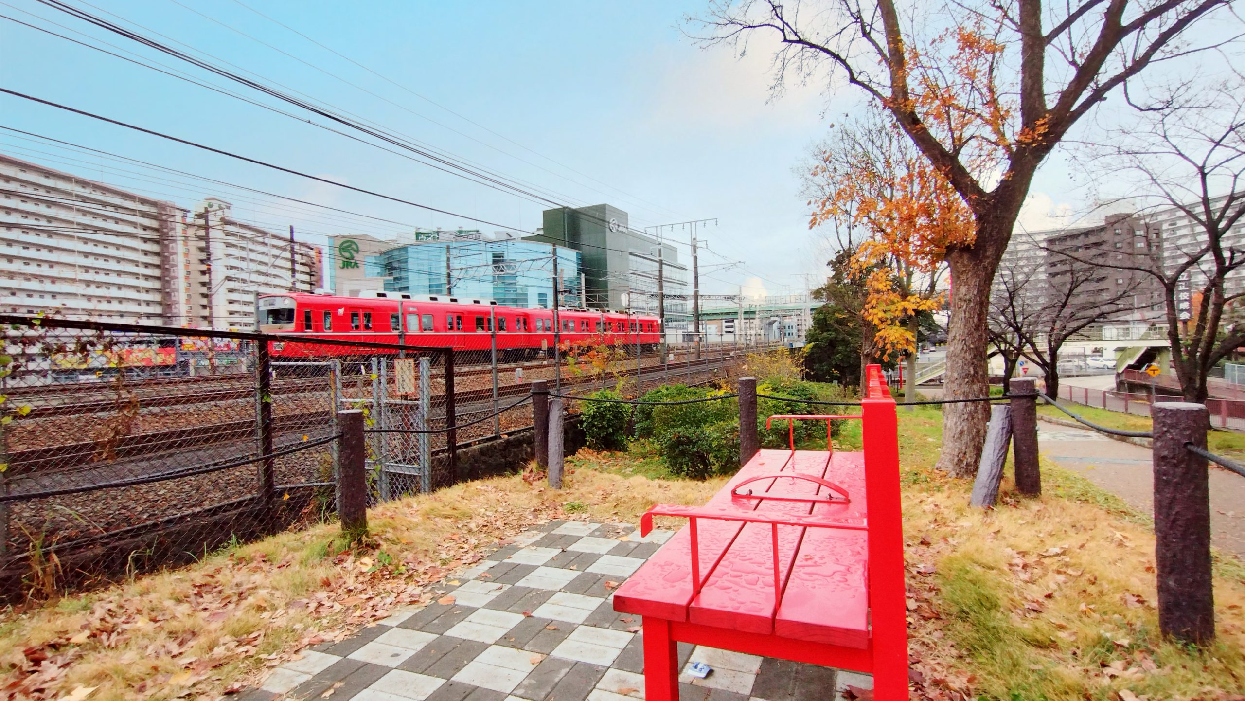 散歩の途中に線路を眺めながらひとやすみ