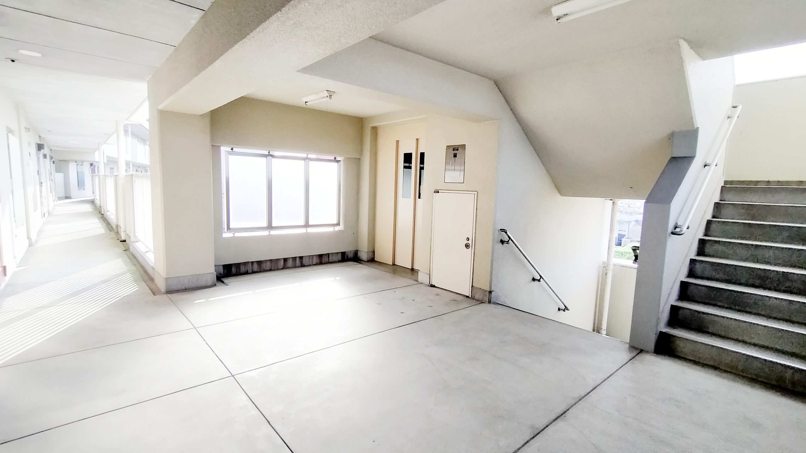 広々したEVホールはベビーカーも通れます