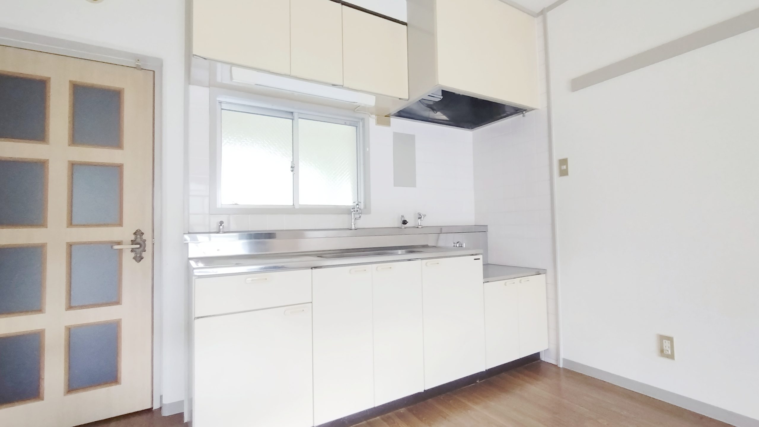 ワイドの広いシンプルなキッチン