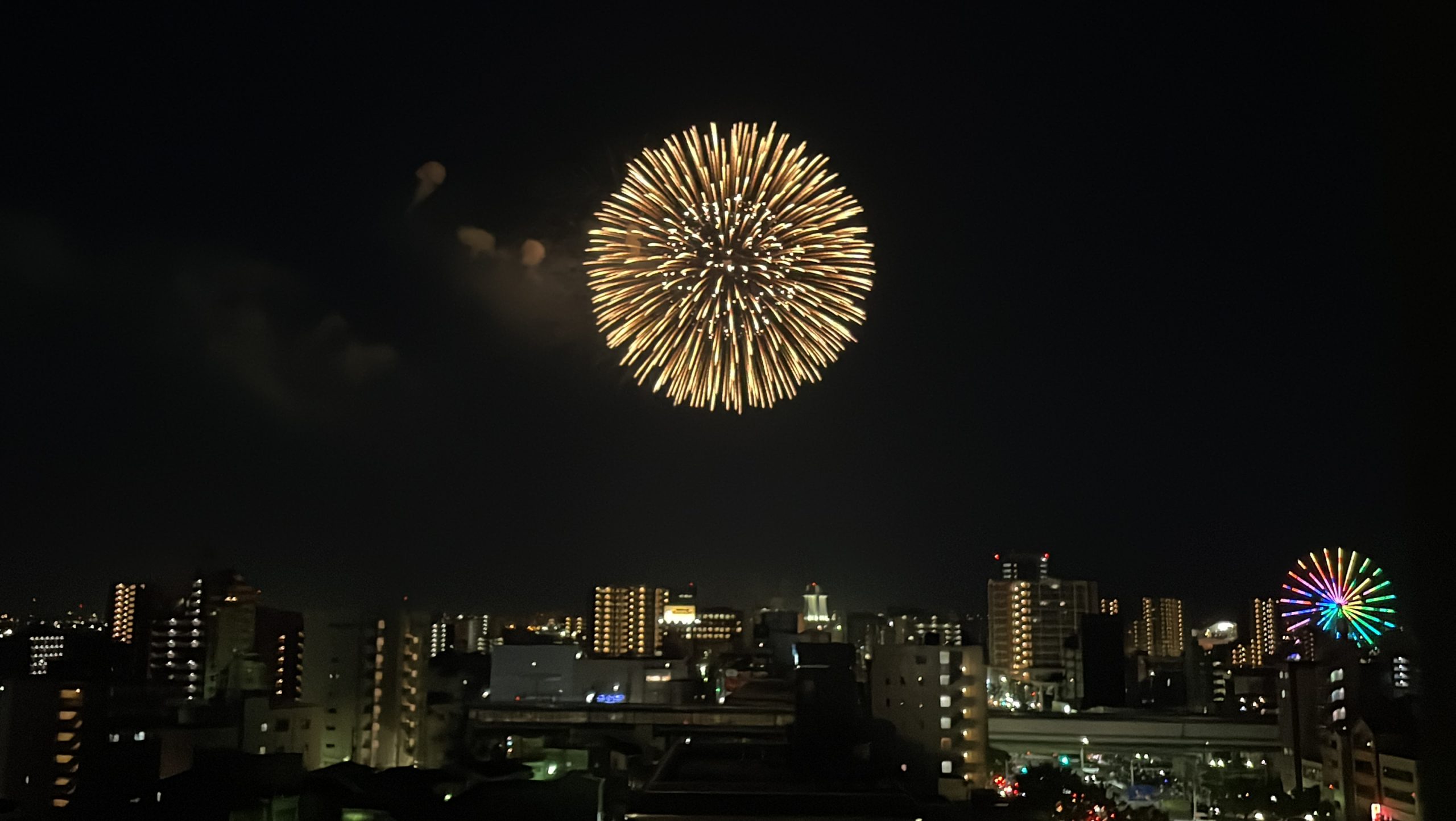 夏には名古屋みなと祭の花火が楽しめます🎆(2023.7.17撮影 ※10階ベランダからの眺め)