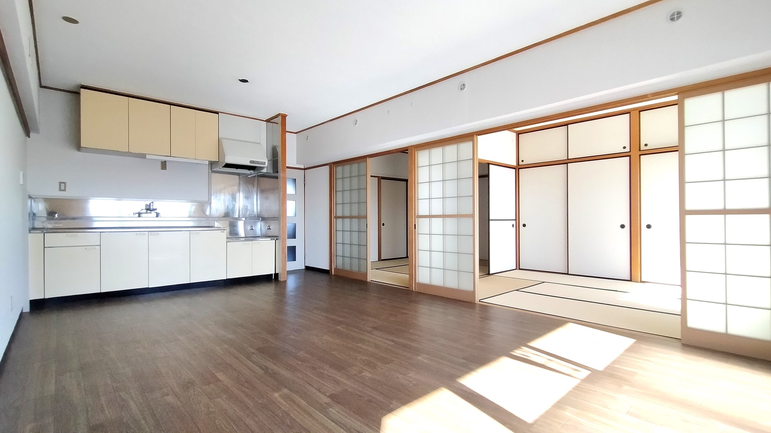 南面2面採光のためく広々としたリビング