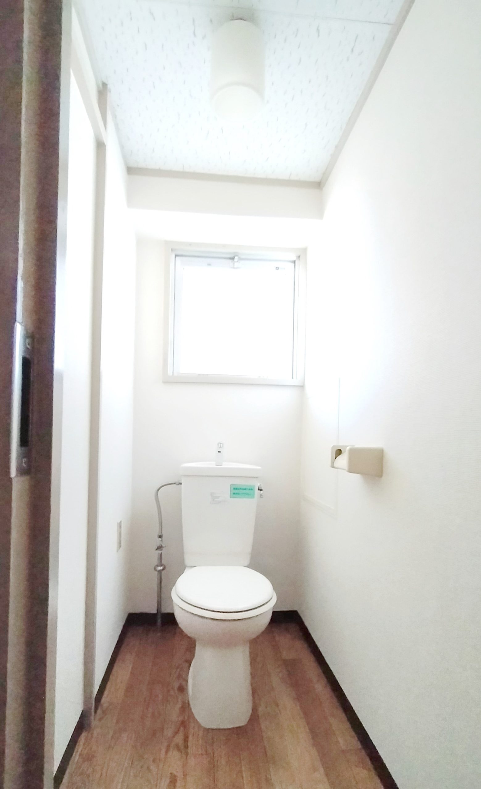 開口があるため明るく広々したトイレ