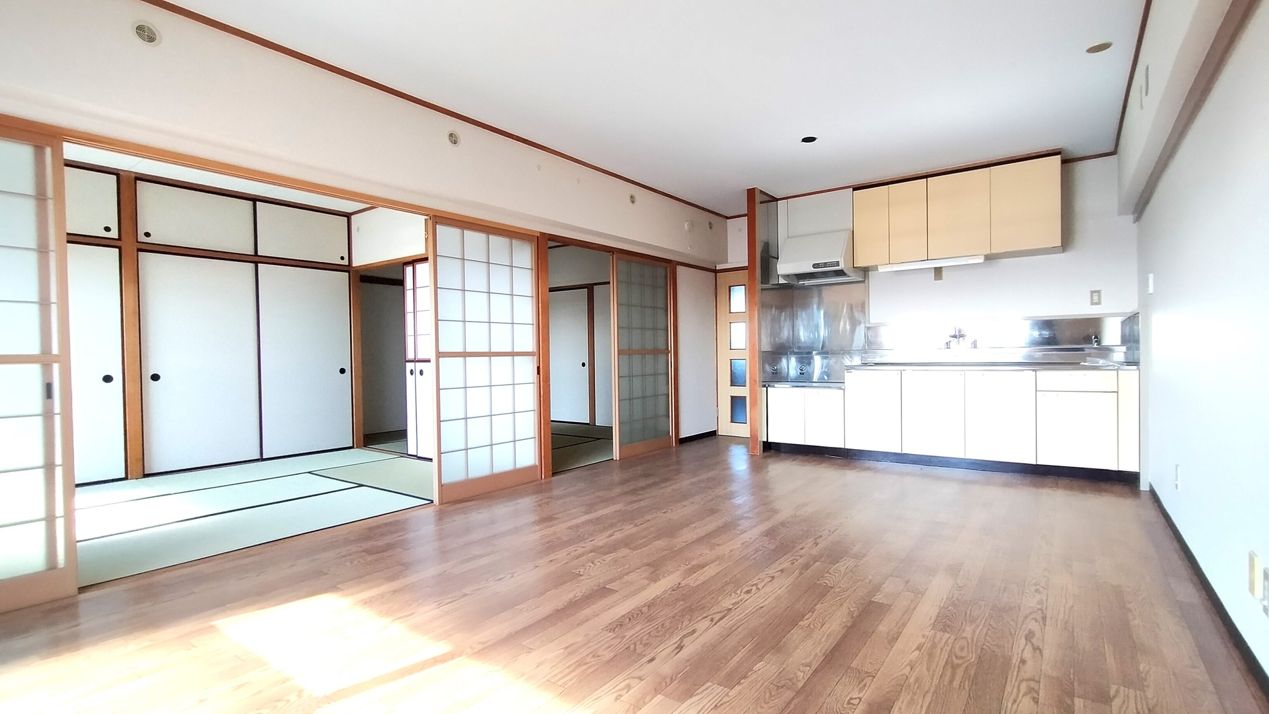 南面2面採光のため明るく広々としたリビング