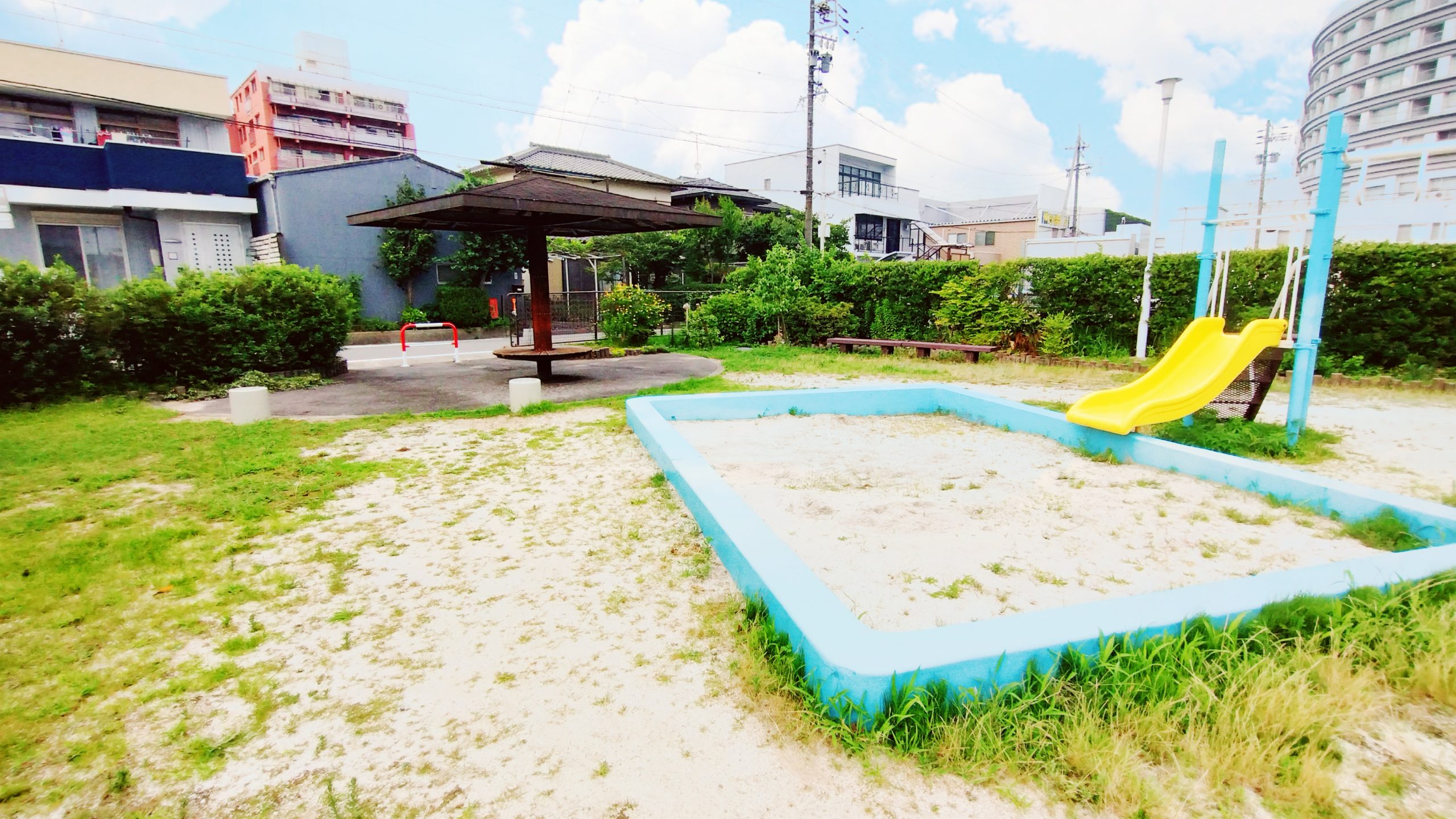 遊具の横にはさんぽ途中に一息つける東屋も